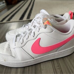 Nike Kids Sneakers in White and Pink